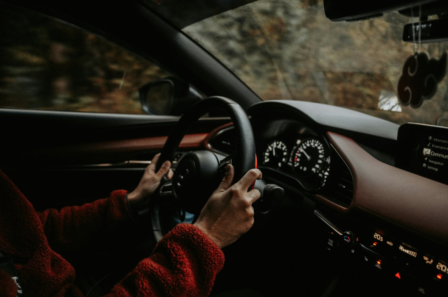 Modernes Cockpit mit warmer Beleuchtung